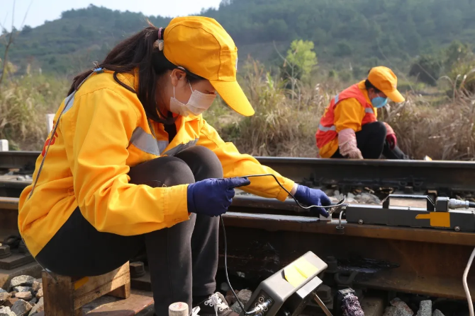 钢轨见证担当丨战“疫”中的铁路人