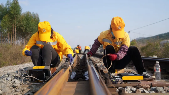 钢轨见证担当丨战“疫”中的铁路人