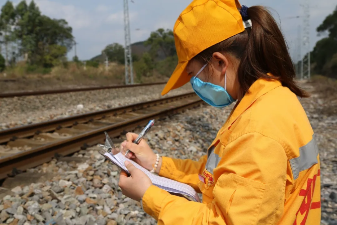 钢轨见证担当丨战“疫”中的铁路人