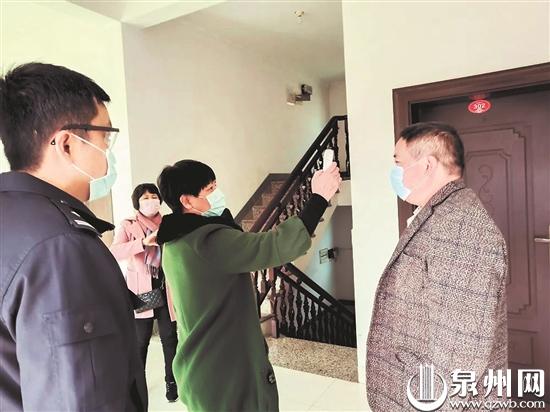 吴丽秀(右二)带领医护人员为居民测量体温 吴丽秀(右二)带领医护人员为居民测量体温