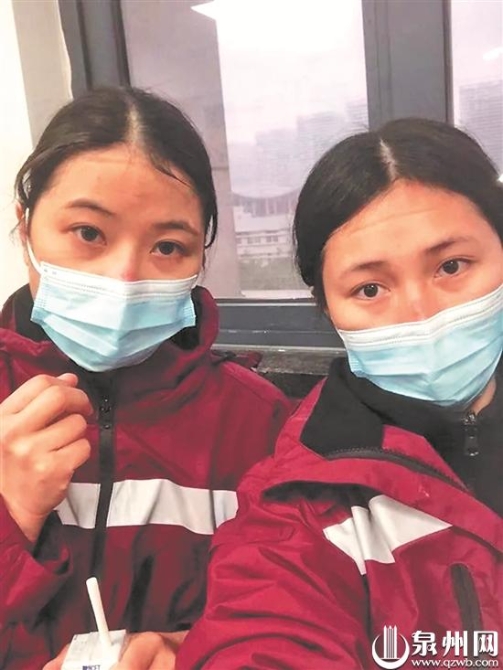 厚重的防护装备在年轻护士的鼻梁上留下了粗糙的压痕 厚重的防护装备在年轻护士的鼻梁上留下了粗糙的压痕