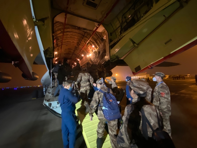 1月24日晚,医疗队成员在重庆江北国际机场有序登机。 除夕夜,由陆军军医大学抽调精干医务人员,组建的150人医疗队连夜从重庆出发,飞赴武汉支援抗击新型冠状病毒感染的肺炎疫情。