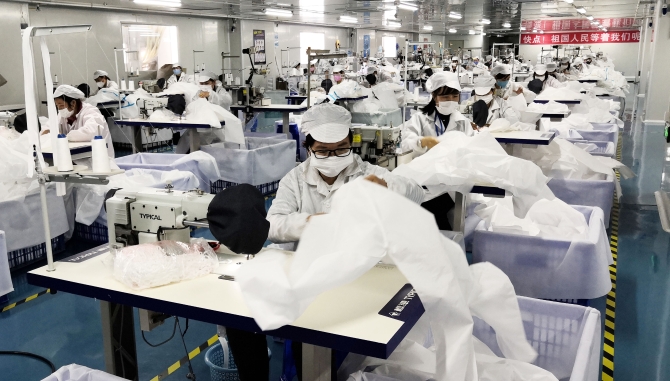 2月23日,深圳市一家医疗用品企业员工在车间加工防护用品。