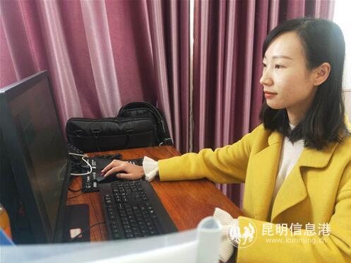 老师正在直播授课。（供图）