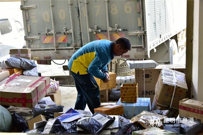 清点邮件，30多年无差错（赵凤仙摄）
