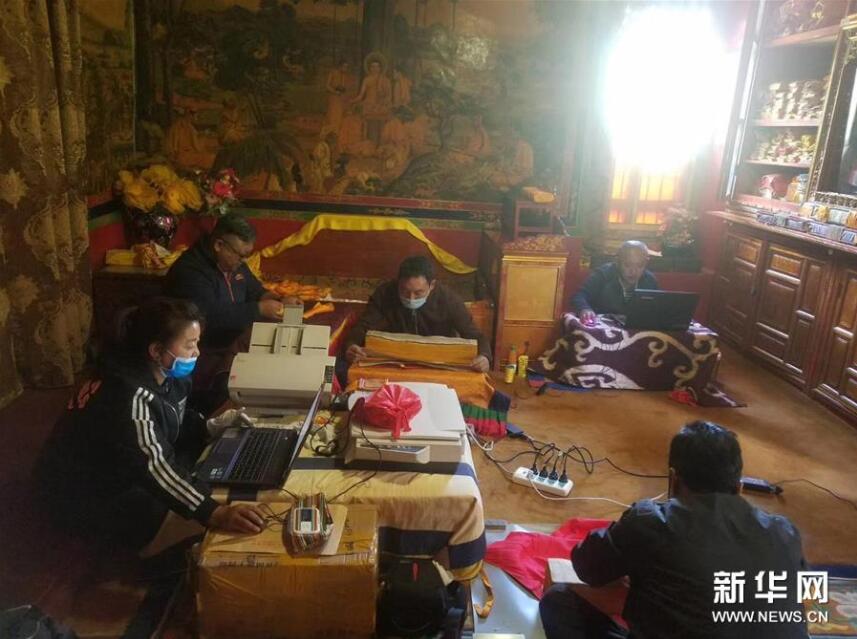 西藏古籍普查工作人员在世界文化遗产罗布林卡开展古籍普查登记工作（资料图片）。新华社发（西藏自治区古籍保护中心供图）