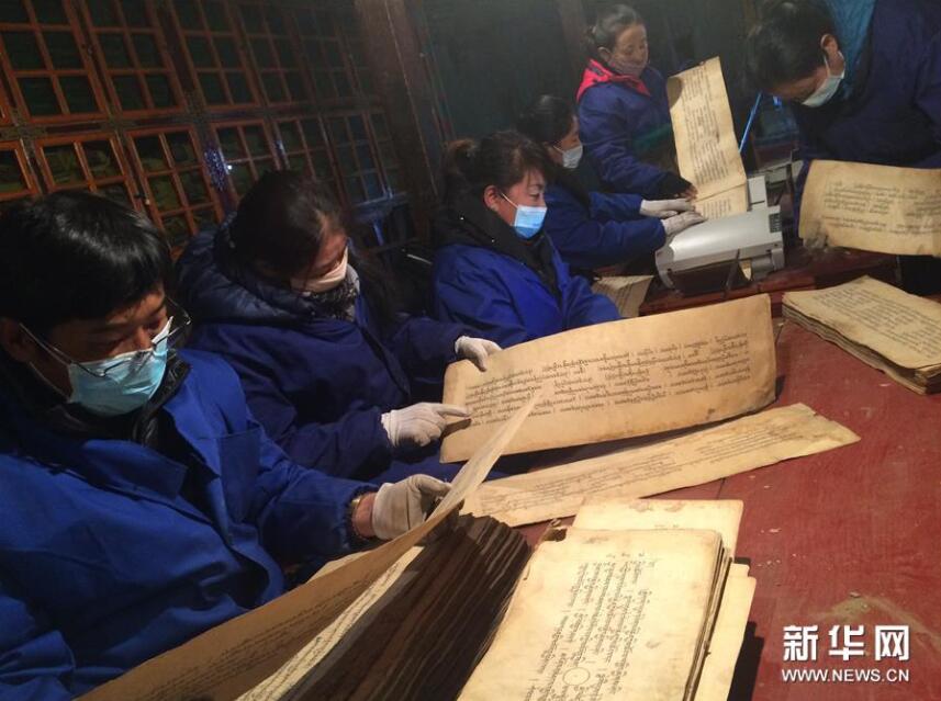 西藏古籍普查工作人员在进行古籍文献普查登记工作（资料图片）。新华社发（西藏自治区古籍保护中心供图）