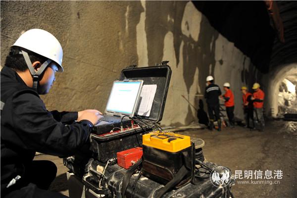 隧道施工中加强超前地质预报和围岩监控量测。通讯员刘明川 黄再云 何思远 供图