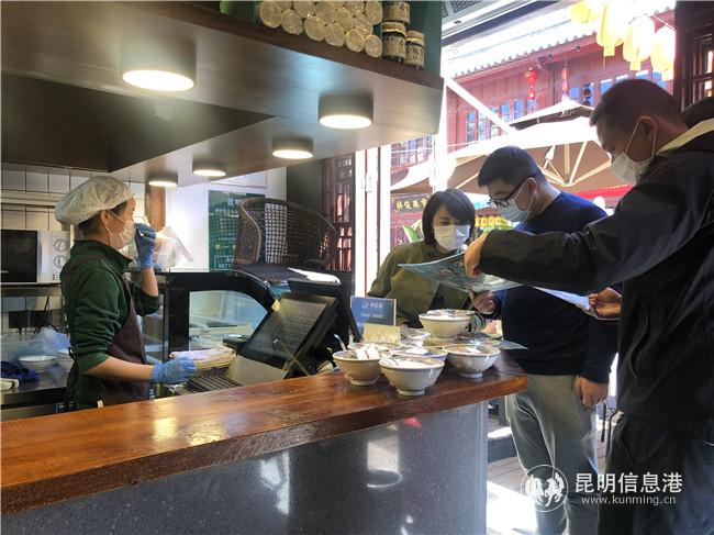 靖晨园餐厅内顾客在点餐