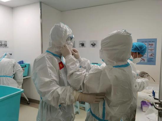  相互检查防护装备密封性。王华摄