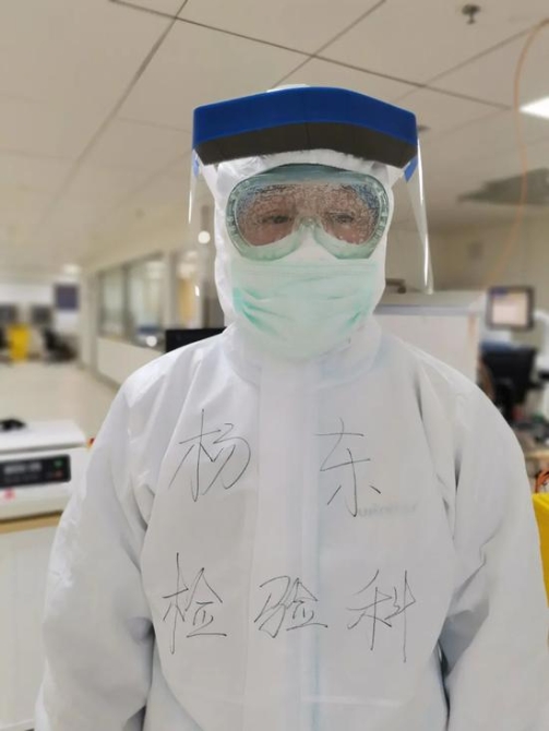  工作负荷过大，护目镜就起雾。王华摄