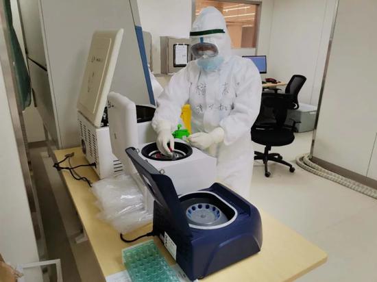  收回检验样本预处理。王华摄