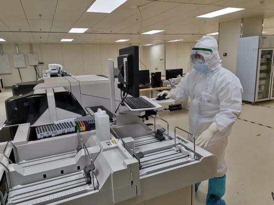  操作检验设备。王华摄