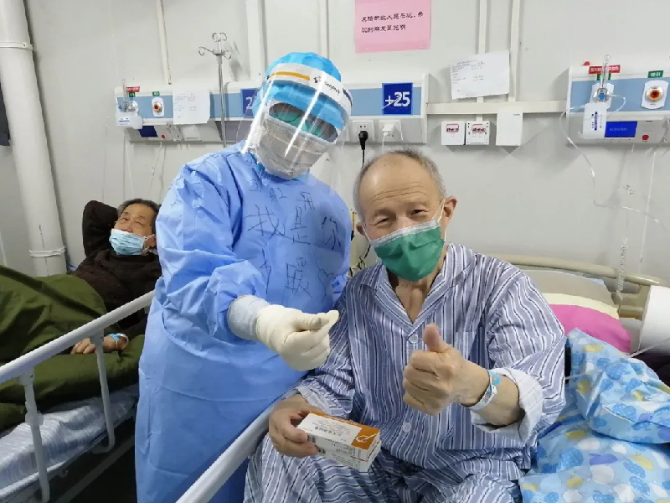 看，这是火神山医院病房里爷爷奶奶的“小棉袄”
