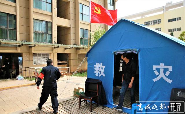 2020.3.16医大广场21栋隔离-民警在单元入口执勤（张扬 摄 张勇 文）.jpg