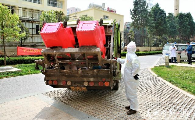 2020.3.16医大广场21栋隔离-隔离期间居民生活垃圾专人清理（ 张扬 摄 张 勇 文 ）.jpg