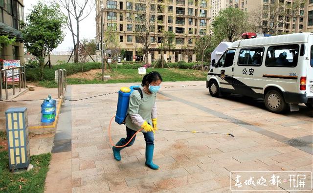 2020.3.16医大广场21栋隔离-社区人员对小区公共空间进行消毒（张扬 摄 张勇 文）.jpg