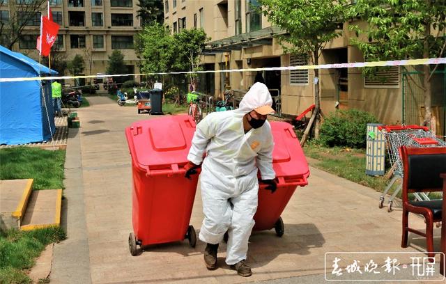 2020.3.16医大广场21栋隔离-隔离期间居民生活垃圾专人清理（ 张 扬 摄 张勇 文 ）.jpg