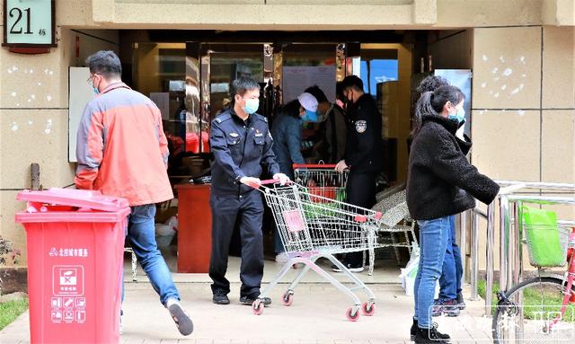 2020.3.16医大广场21栋隔离-下单送菜直接配送（ 张扬 摄 张 勇 文 ）.jpg