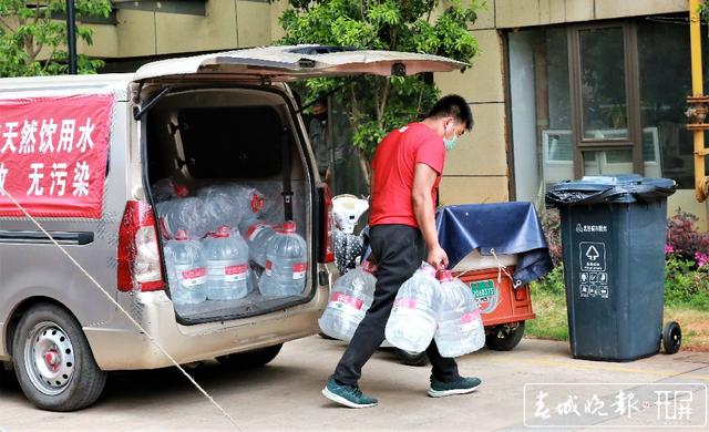 2020.3.16医大广场21栋隔离-要帮忙，饮用水配送直接到门口（张扬 摄 张勇 文）.jpg