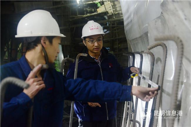 中铁十九局集团技术人员在检查隧道钢筋间距。