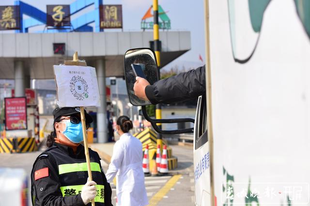 云南公安织密疫情防控网,助力复工复产路 (3).jpg