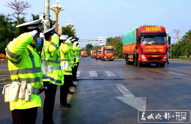 云南公安织密疫情防控网,助力复工复产路 (1).jpg