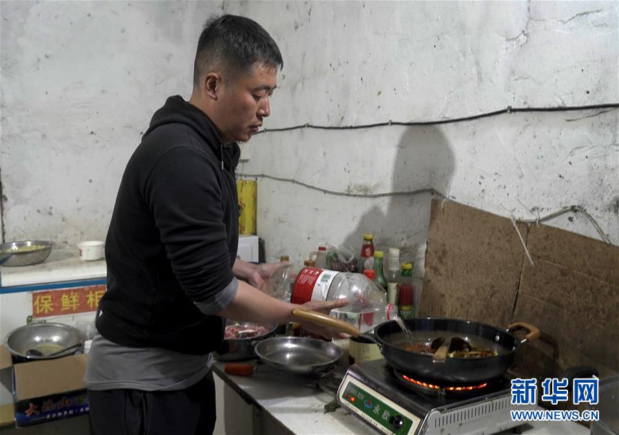 （决战决胜脱贫攻坚·图文互动）记者手记：触摸改变，面对挑战，感受新生——在大凉山腹地蹲点的日与夜