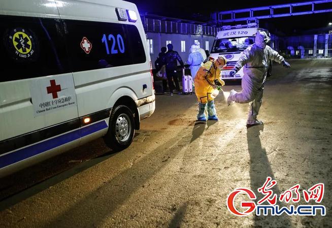 “疫”线90后救护转运队:做生命的摆渡人 “疫”线90后救护转运队:做生命的摆渡人
