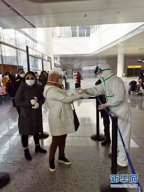 (习近平致敬的战“疫”英雄·志愿者篇·图文互动)(8)他们,微光成炬照征程