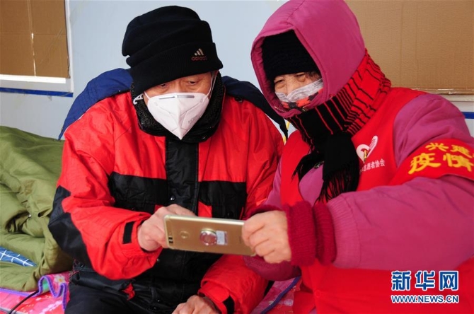 (习近平致敬的战“疫”英雄·志愿者篇·图文互动)(9)他们,微光成炬照征程