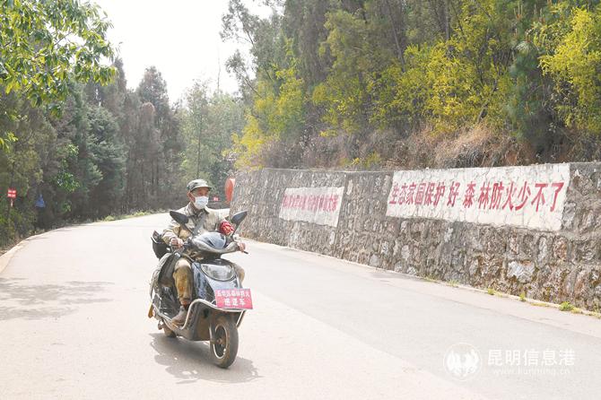严绍忠骑着巡逻车沿山路巡查。 记者杨艳辉摄
