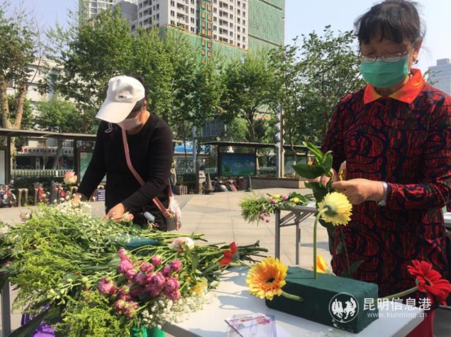 社区居民学习插花 社区居民学习插花