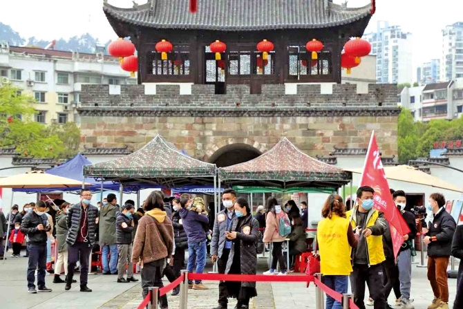 图为景区入口处,游客等待安检。 图为景区入口处,游客等待安检。