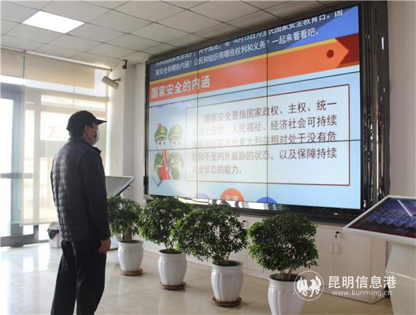 货主在云南昆明王家营西铁路物流中心，驻足学习法律知识。夏于娟 摄