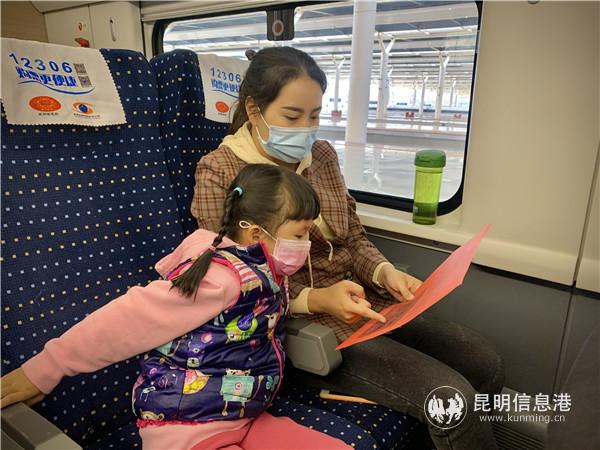 旅客吴女士带着女儿共同学习法律知识。李苑 摄