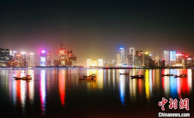 浙江杭州持续复工复产，钱塘江畔再现绚丽夜景。柱子(通讯员) 摄
