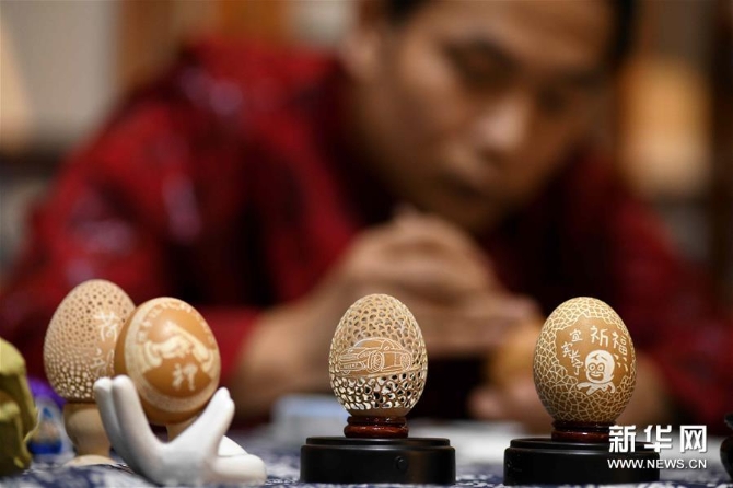 4月17日,在石家庄市桥西区非遗传承基地,民间艺人张晓贺在进行蛋雕创作。蛋雕是一种集绘画与雕刻为一体的民间手工艺术,以鸡蛋、鸵鸟蛋等为原料,运用阴刻、阳刻、浮雕、镂空等多种技法进行创作。新华社发(陈其保 摄) 4月17日,在石家庄市桥西区非遗传承基地,民间艺人张晓贺在进行蛋雕创作。蛋雕是一种集绘画与雕刻为一体的民间手工艺术,以鸡蛋、鸵鸟蛋等为原料,运用阴刻、阳刻、浮雕、镂空等多种技法进行创作。新华社发(陈其保 摄)