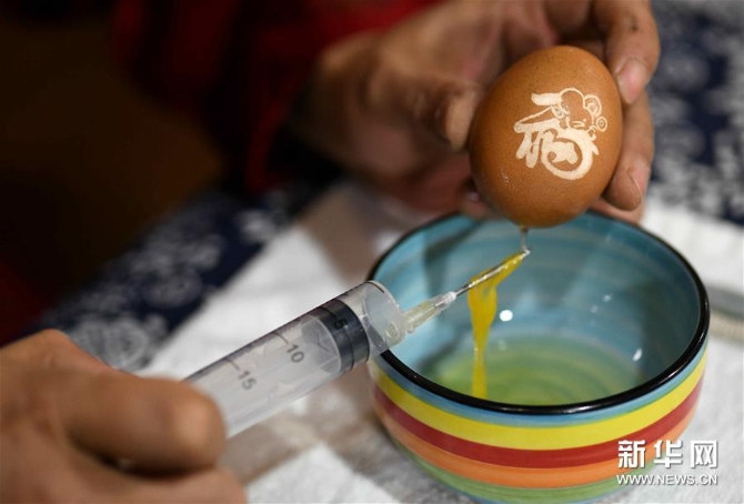 4月17日,在石家庄市桥西区非遗传承基地,民间艺人张晓贺用针管将蛋液取出。新华社发(陈其保 摄) 4月17日,在石家庄市桥西区非遗传承基地,民间艺人张晓贺用针管将蛋液取出。新华社发(陈其保 摄)