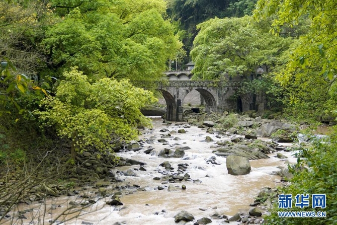 4月20日拍摄的东溪古镇一景。 东溪古镇坐落于重庆市綦江区，建镇历史已有千余年。古镇依岩靠水，因地就势而建，独特的地理环境让古镇形成“小桥流水人家”般的风景。 新华社记者 刘潺 摄2