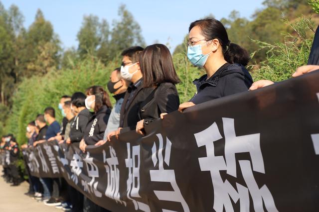 战疫70多天楚雄民警李俊殉职，群众自发追悼送别“彝州卫士