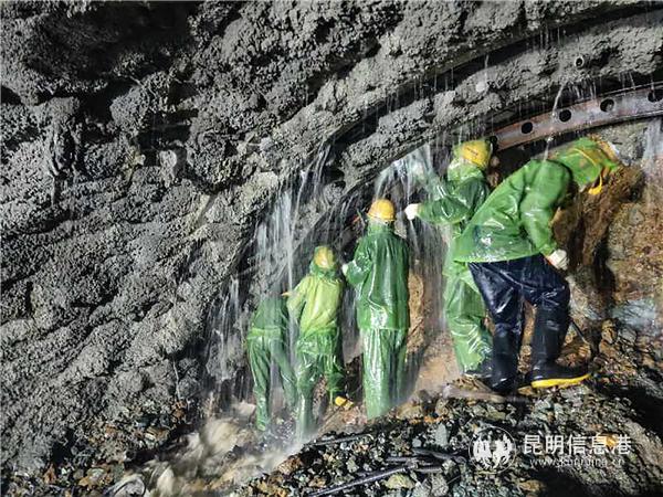 中铁隧道局施工人员在“雨”中作业