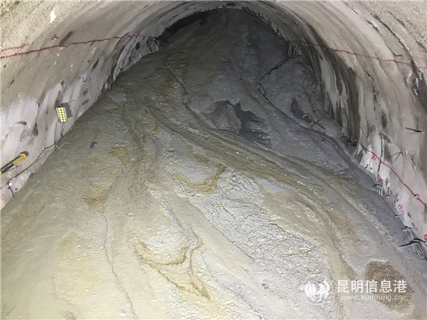 新平隧道发生溜坍
