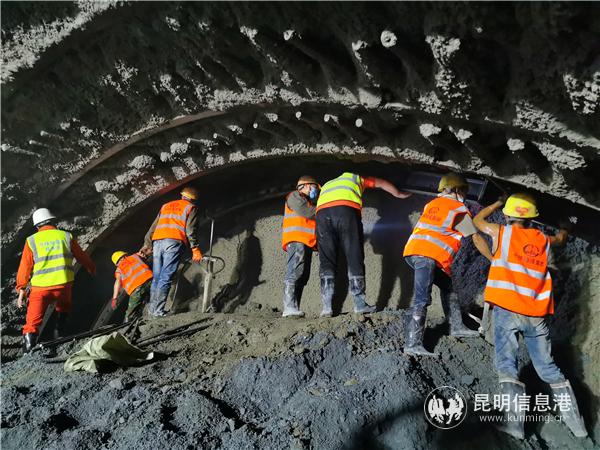 中铁隧道局施工人员在进行隧道支护作业