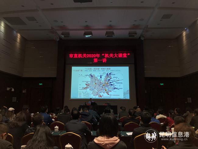 与会干部职工认真聆听了宣讲。记者上官艳君摄