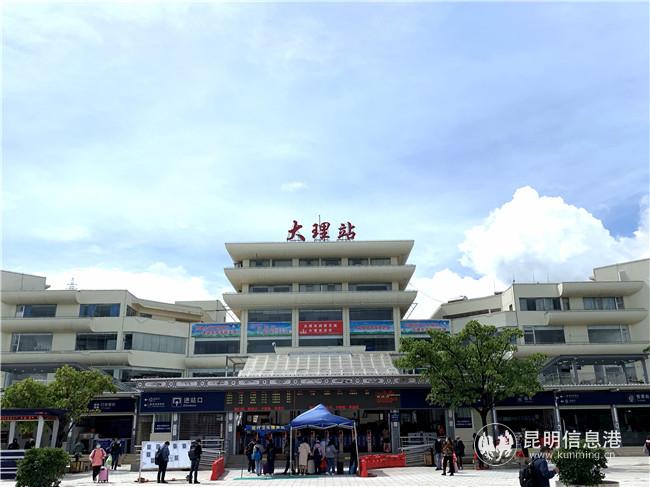 大理站严格执行进站体温测量，组织旅客有序进站。张新权 摄