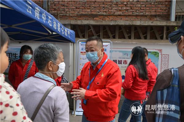 云南昆仑燃气公司工作人员对市民针对安装用气的问题进行解答。