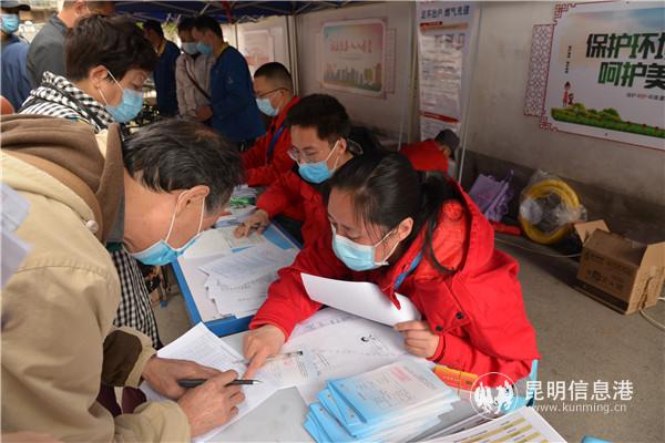 云南昆仑燃气公司工作人员现场发放燃气卡。