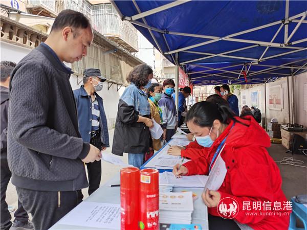 云南昆仑燃气公司工作人员现场发放燃气卡