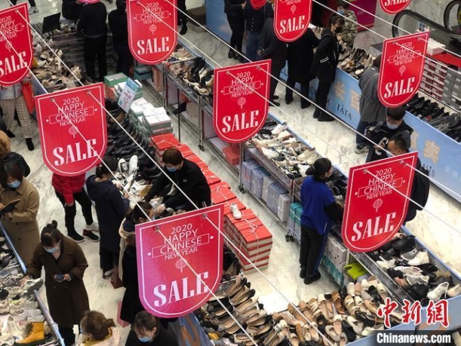 资料图:商场减价促销,吸引众多市民选购 郭佳 摄 资料图:商场减价促销,吸引众多市民选购 郭佳 摄